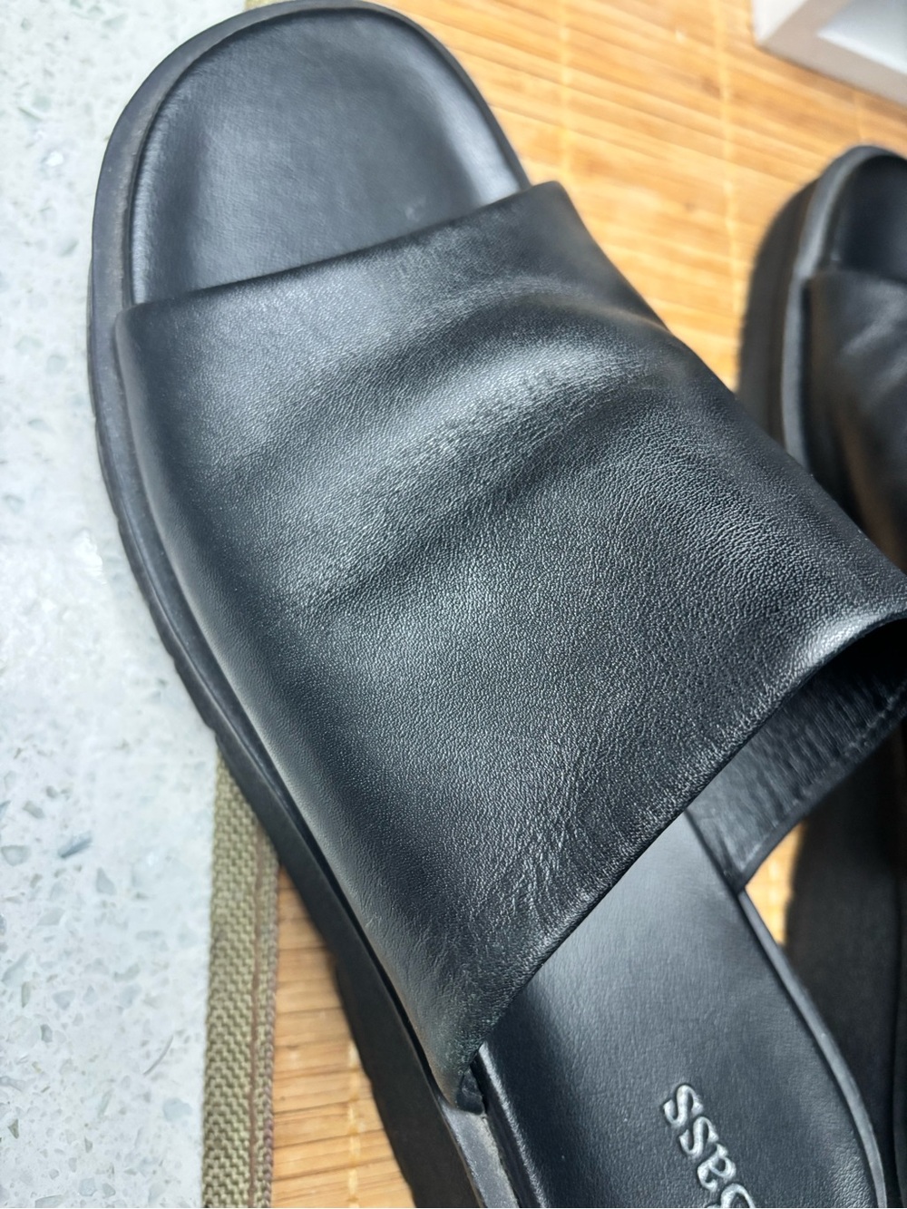 G.H. Bass black leather slip on sandals - Picture 7 of 8